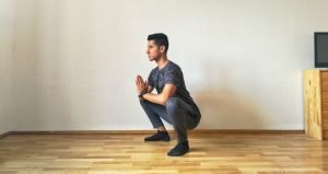como hago una sentadilla en casa