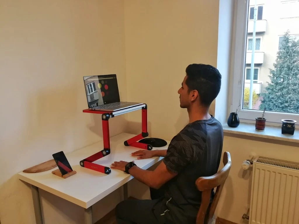 como me siento para trabajar en un computadora