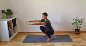 Sentadilla profunda para demostrar movilidad de cadera en este reto.