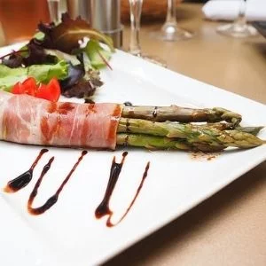 Esparragos con jamon envuelto ceto