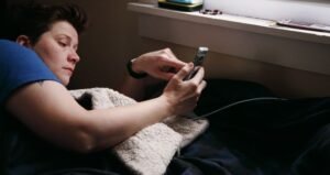Mujer que no puede dormir por redes sociales