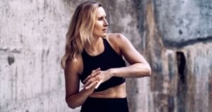 Entrena tu abdomen en casa rutina para mujeres