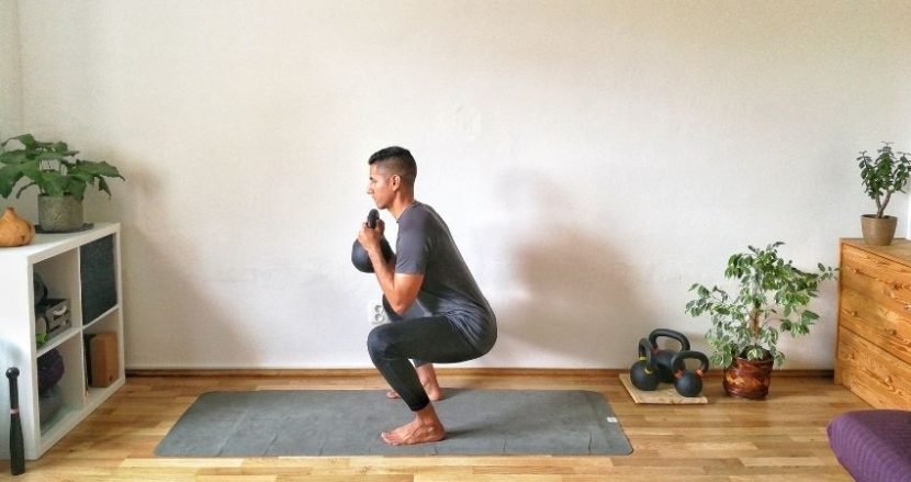 sentadilla con kettlebell en casa